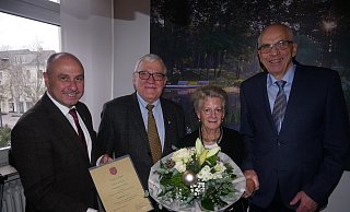 Bürgermeister Andreas Bee (v. l.), der Vorsitzende der Senioren Union Bad Lippspringe, Ulrich Appelt, und ihr langjährger Ratskollege Georg Schulte freuen sich mit der Preisträgerin Erika Grobbel. - Klaus Karenfeld