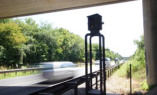 Der einzige stationäre Blitzer im Bünder Land: Die Radarkontrolle an der B239 - unter der Fiemerstraße - in Kirchlengern. - Niklas Krämer