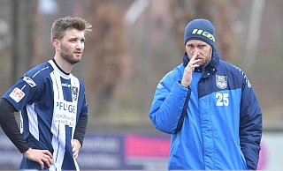 Jacub Przybylko (l.) und Trainer Daniel Brinkmann bei einem Testspiel des SC Wiedenbrück im Januar. - Jens Dünhölter