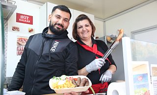 Aleks und Vera vom "Hot Balkan Team" bieten Balkan-Spezialitäten auf dem Findeisenplatz an. - Anthea Moschner