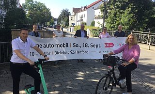 Sie werben für die Teilnahme: Frank Hölscher von der Pro Herford, Mobilitätsbeauftragte Teresa Schmidt, Maxim Bethke von der Pro Herford, Unternehmer Sieghard Schöneberg, Joanna Schlaber, die Geschäftsführerin der Stadtvererkehrsgesellschaft, Yannick Kremeyer vom Wellteam, und AOK.-Vertriebsmitarbeiterin Sonja Ortmann. - Corina Lass