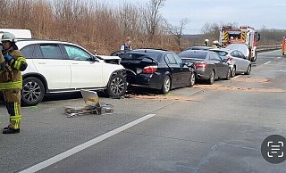 Fünf Personenwagen sind am Samstagmittag in einen Auffahrunfall auf der A44 bei Büren verwickelt worden. Ausgelöst wurde der Unfall durch ein Wildschwein. - Feuerwehr Büren
