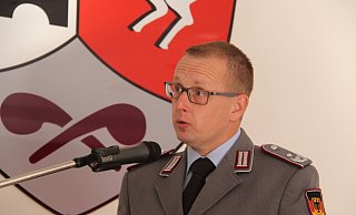 Standortleiter Oberstleutnant Michael Gorzolka erläutert die sicherheitspolitische Lage. - Burkhard Battran