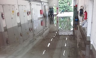 Die Zufahrt steht noch unter Wasser nach den heftigen Niederschlägen. - Kreis HF