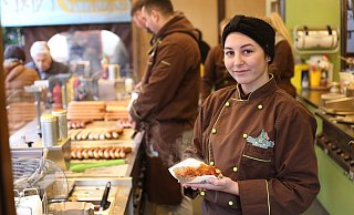 Anna Klöpping arbeitet am Weihnachtsmarktstand "Wurst-Bethel". - Niklas Tüns