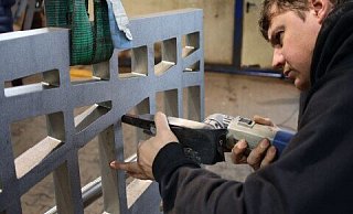 Sämtliche Ecken im Muster der Brüstungen aus Stahlblech mussten nachträglich abgerundet werden. Auch das hat Zeit gekostet. - Stadt Gütersloh