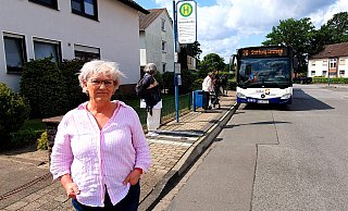 Verena Wienke an der Haltestelle Ahornstraße: Sie und viele andere Ummelner fühlen sich vom Busverkehr immer mehr abgehängt. Die beliebte Linie 28 wird durch eine Nummer 42 ersetzt – fährt dann aber nicht mehr in die City. - Kurt Ehmke