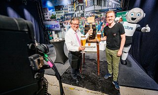 Statt auf dem Rathausplatz eröffnet Bürgermeister Michael Dreier (l.) mit Radio-Hochstift-Moderator Tobias Fenneker das Liborifest 2020 im Aufnahmestudio. - Besim Mazhiqi
