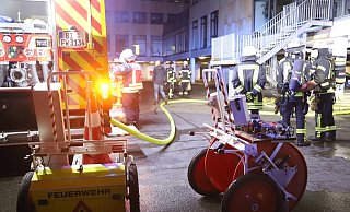 Rund 50 Wehrleute sind am Eastend-Tower im Einsatz, um den Brand zu bekämpfen und ein Übergreifen der Flammen zu verhindern. - Charlotte Mahnke