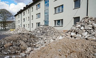Der Bauschutt vor einem ehemaligen Wohnhaus im Patrick-Henry-Village in Heidelberg ist bereits vorsortiert. - Uwe Anspach/dpa