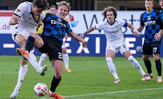 Felix Götze hindert in dieser Szene den Bielefelder Maximilian Grosser (l.) am Abschluss. Später führt ein Duell zwischen den beiden Spielern zum zweiten Elfmeter für die Arminia. - Teresa Kröger