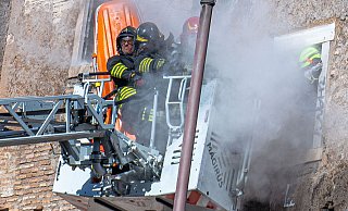 Während des Rettungseinsatzes der Feuerwehr stürzte ein weiterer Teil des Turms ein. - Domenico Stinellis/AP/dpa