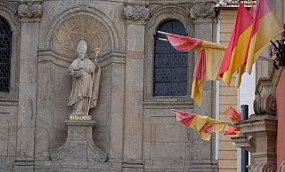 Der Fahnenschmuck lässt erahnen, dass das große Fest rund um den Paderborner Stadt-Heiligen stattfindet. - Hans-Hermann Igges