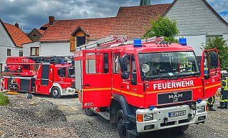 Die Straße, auf der die Feuerwehrfahrzeuge anrückten, wird derzeit saniert. - Feuerwehr Brakel