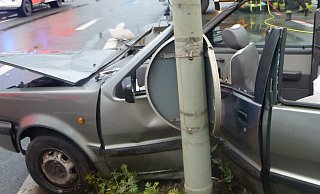 Der Nissan des Mindeners prallte mit der Fahrerseite gegen einen Ampelmasten. - Polizei Minden-Lübbecke