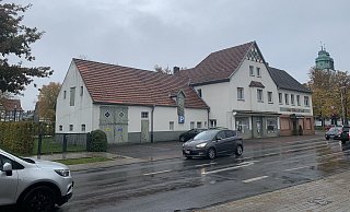 Wenn der linke Gebäudeteil der früheren Gaststätte fällt, wäre die Sichtachse vom Jagdschloss (ganz links) in Richtung Schloß Neuhaus frei. - Jens Reddeker