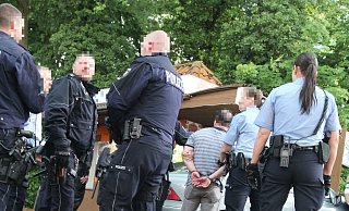 Ein Mann wird nach der Auseinderstzung festgenommen und ins Polizeigewahrsam gebracht. - Jobst Lüdeking