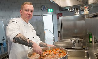 Am heutigen Starttag der Hilfsaktion gibt es Gemüpseeintopf mit Kasseler und Kohlwurst. Bereits am gestrigen Donnerstag hat Koch Damian Giezgala diesen in der Küche des Elsbach-Restaurants schon vorbereitet. - Ralf Bittner