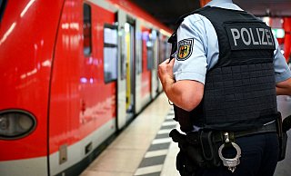 Bundespolizisten konnten den gesuchten Bielefelder im Auftrag der Polizei Bielefeld in einem Zug in Frankfurt festnehmen. - dpa Bundespolizisten konnten den gesuchten Bielefelder im Auftrag der Polizei Bielefeld in einem Zug in Frankfurt festnehmen. - dpa