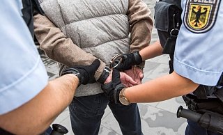 Der junge Mann aus Herford ist bereits polizeibekannt. Er wurde festgenommen und seine Waffe wurde beschlagnahmt. - Symbolfoto: Bundespolizei