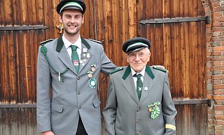 Ihr Herz schlägt für den Bürger-Schützenverein Brakel: Der junge Schützenkönig Max Menne (25) und Willi Bröker (98), der seit 80 Jahren dem Verein die Treue hält. - Helga Krooß