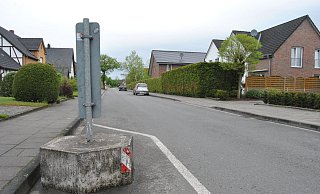 Hindernis: Auch wegen dieser Betonbaken soll sich der Verkehr an der Straße regelmäßig stauen. - Ludger Osterkamp