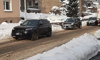 Die Situation in Dalhausen ist ohnehin schon eng, durch die Schneemassen hat sich die Lage an der Ortsdurchfahrt allerdings dramatisch verschlechtert. - Britta Waldeyer