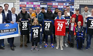 Haben sich gemeinsam für die „Kleinsten" eingesetzt: (v.l.) Martin Hornberger, Frank Dohle, Jürgen Thau, Andre Graute, Sebastian Vasiliadis, Thomas Keck mit Ben, Abdelhamid Sabiri, Jamilu Collins, Mo Dräger, Alexandra Tops, Fynn und Thomas Geppert, Sven Michel, Christian Strohdiek, Horst Limburg sowie vorne Louisa, Franziska und Laurenz. - St. Vincenz-Krankenhaus