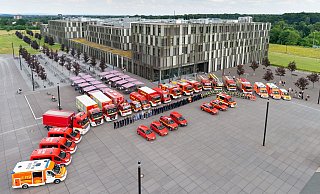 Fotograf Michael Rüffer hängt im Rettungskorb über 71 Mitarbeitern von Feuerwehr, Rettungsdienst und Verwaltung mit ihren 29 Fahrzeugen. - Rueffer/Feuerwehr-Magazin
