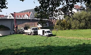 Auf den Weserwiesen in Höxter haben die Arbeiten an der Brücke begonnen. Die eigentliche Sanierung startet allerdings noch nicht. - Michaela Bast
