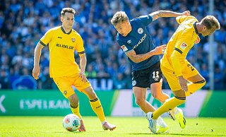 Arminias Joel Grodowski (Mitte) nimmt es mit gleich zwei Dresdner Gegenspielern auf. - Sarah Jonek Arminias Joel Grodowski (Mitte) nimmt es mit gleich zwei Dresdner Gegenspielern auf. - Sarah Jonek