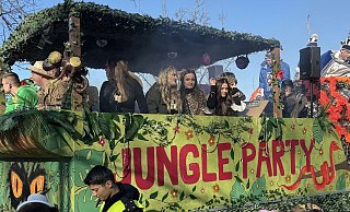 Der Prinzenwagen des Karnevalverein Scharmede mit dem amtierenden Prinzenpaar Phil Clenaghan, dem Redseligen, und Felix Dedores, dem Glücklichen. - Carola Drabon
