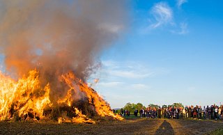 So wie hier in Ahmsen ziehen Osterfeuer in ganz Lippe die Besucher an. - Feuerwehr Bad Salzuflen