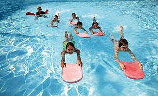 An warmen Sommertagen bieten Bielefelder Freibäder eine willkommene Abkühlung für Kinder und Erwachsene. - Symbolbild: Unsplash