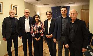 Friedhelm Heckemeyer (l.) und Siegfred Gutsche (r.) begrüßten Frank Schäffler, Schahina Gambir, Oliver Vogt und Fabian Golanowsky. - Klaus Frensing