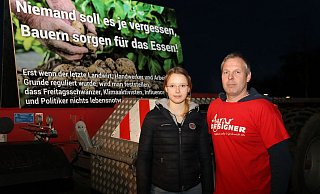 Landwirt Marcus Blome aus Delbrück kritisiert die aktuelle Agrarpolitik. Tochter Lena begleitete ihn am Mittwoch. - David Knapp