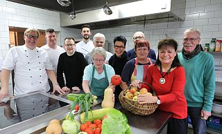 Die Helfer freuen sich auf kulinarische Höhepunkte. - Frank-Michael Kiel-Steinkamp