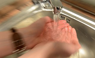 Für die Mieter eines Hauses in Ummeln soll bald das Wasser abgestellt werden - weil ihr Vermieter die Rechnungen nicht bezahlt.  - picture-alliance/ dpa