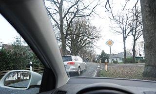 Unübersichtlich: Die Maschstraße in Levern ist eng und hat schwer einsehbare Kurven. - Joern Spreen-Ledebur