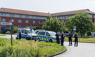 Dieses Foto zeigt das Hafthaus Ummeln mit dem Schiebetor, das zur Busschleuse führt. Der Ausbrecher sprang über so ein Tor, allerdings über das Innentor (2,83 Meter hoch). - Friso Gentsch/dpa