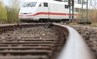 Für die geplante ICE-Neubautrasse ist ein neues Gutachten vorgelegt worden. - Foto: Bodo Marks/dpa