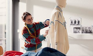 Studieren unter Corona-Bedingungen: Die 22 Jahre alte Modestudentin Marie Prochatzki hat im Wintersemester 2020/2021 ihren Bachelor in Gestaltung abgeschlossen.  - Patrick Pollmeier/FH Bielefeld
