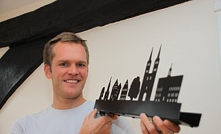 Michel Schaefer hat aus der Skyline von Höxter eine Geschenkidee entwickelt. - David Schellenberg