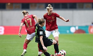 Bleibt Münchnerin: Carolin Simon (r.). - Daniel Löb/dpa