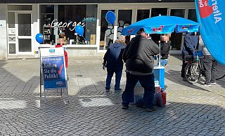 Mitglieder und Sympathisanten der Alternative für Deutschland vor einem Stand in der Bünder Innenstadt. - Privat