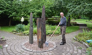 Der Amelunxer Ralf Meibom kümmert sich ehrenamtlich um den Lebensgarten und hat das Gelände rund um die drei neuen Stelen gestaltet. - Nicole Fischer
