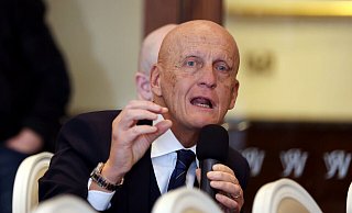 Lobende Worte von FIFA-Schiedsrichter-Chef Pierluigi Collina. (Archivbild) - Peter Morrison/PA Wire/dpa