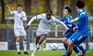 Daniel Sumbu (M.) erzielte beim 5:0-Sieg in Herne seinen ersten Pflichtspieltreffer für Arminia Bielefeld. - Sarah Jonek