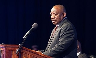 Südafrikas Präsident Cyril Ramaphosa spricht auf der Eröffnungssitzung des G20-Außenministertreffens in Johannesburg, Südafrika. - Jerome Delay/AP/dpa