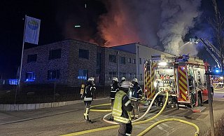 Die Firma Bestpool in Steinhagen im Kreis Gütersloh wurde durch einen Großbrand vor vier Wochen zerstört. Die Schäden reichten kilometerweit.